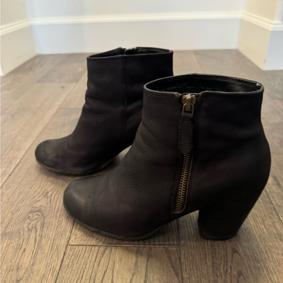 bp ‘Trolley’ ankle zip booties with block heel, black leather, size 8 - Picture 2 of 4